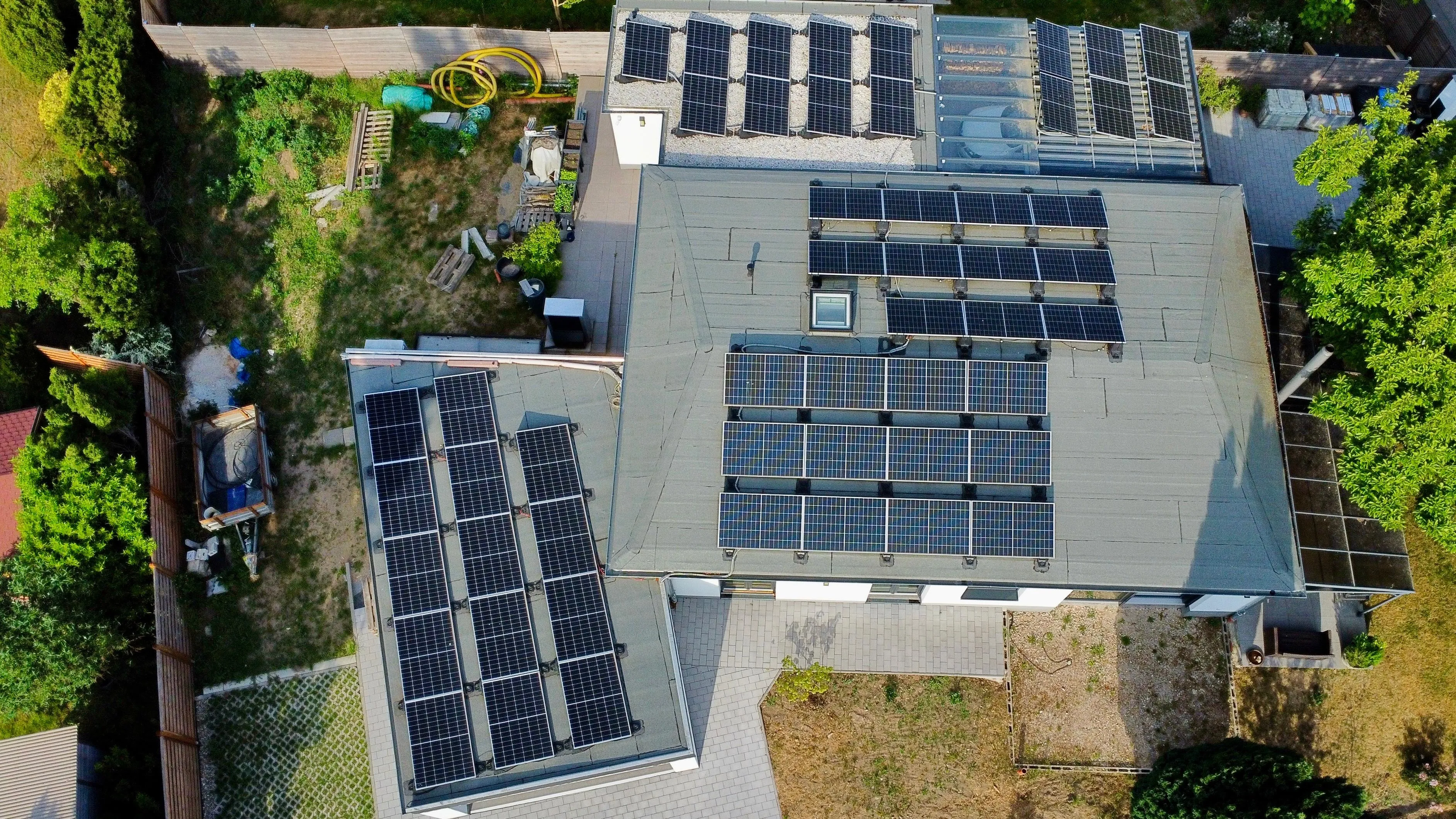 Dachfläche mit Photovoltaikanlage eines Wohngebäudes in Langen
