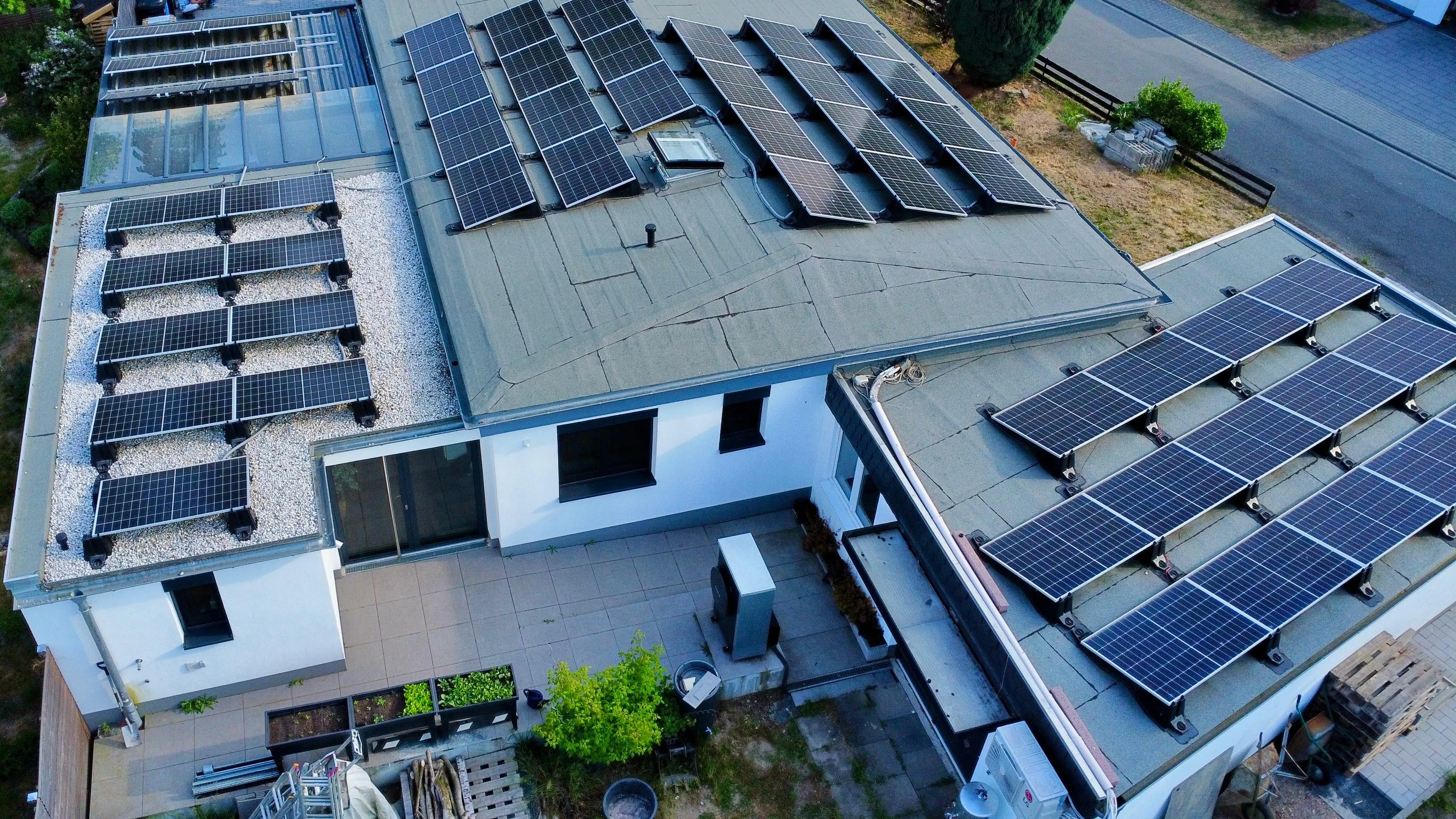 Drohnenaufnahme der PV-Anlage auf dem Dach in Langen