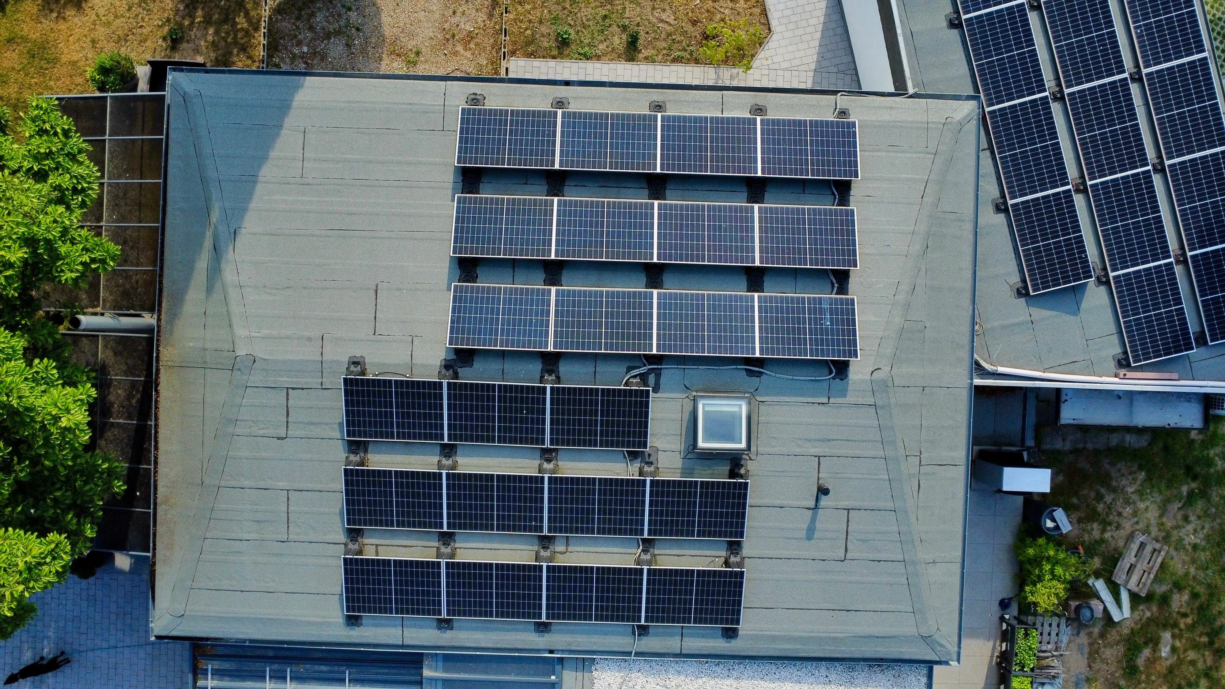 Übersicht über Dach und PV-Anlage des Wohngebäudes in Langen