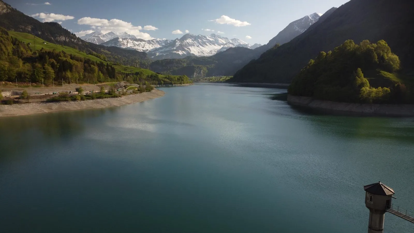 Bergsee mit schneebedeckten Gipfeln im Hintergrund